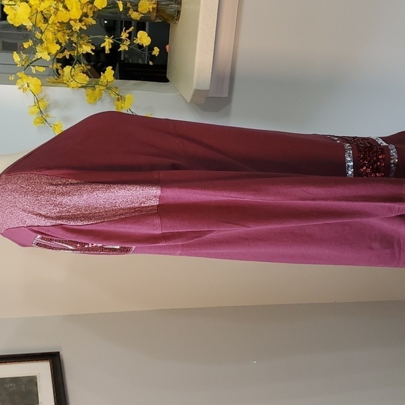 PINK VICTORIA SECRETS, long sleeves burgundy tee with sequins. Size small petite - Picture 4 of 8